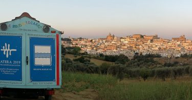 Il Maestro La Cava, l’eroe italiano che da Ferrandina porta libri nei Borghi lucani